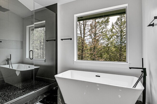 Building Photo - 28229 Juniper Dr