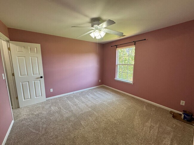 Building Photo - Large 3 bed 2.5 bath home in Murfreesboro with large fenced in yard backed up to green space