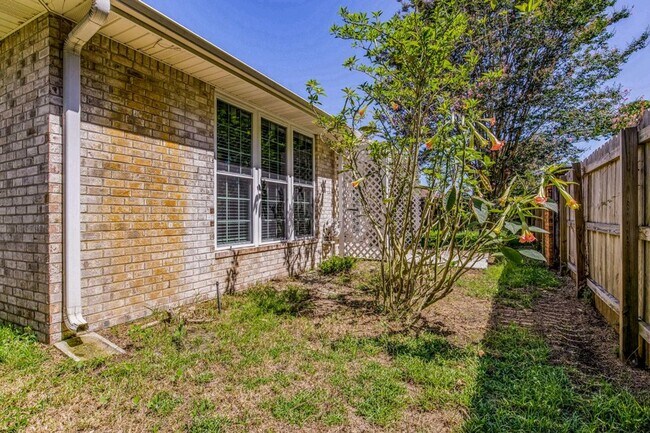 Building Photo - Great Home in the Tiger Point community of Champions Green!