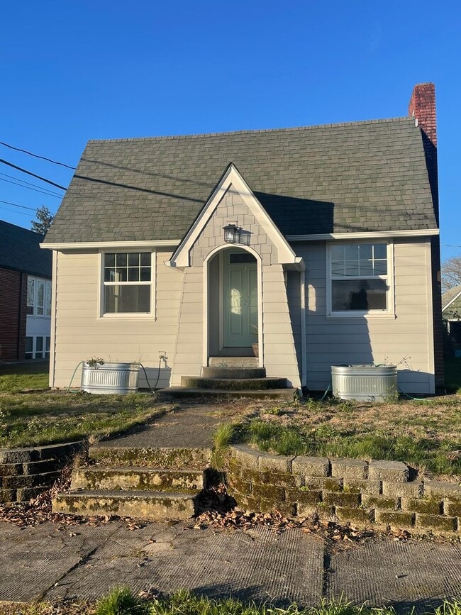 Building Photo - Large 2 Bedroom with Basement!