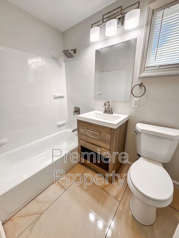 Building Photo - 1335 N 47th St