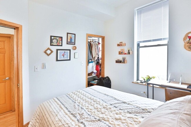Building Photo - Noble Square Large 2 Bed w/Central Heat & A/C, Only 2 Blocks to the Blue Line, In-Unit Laundry. F...