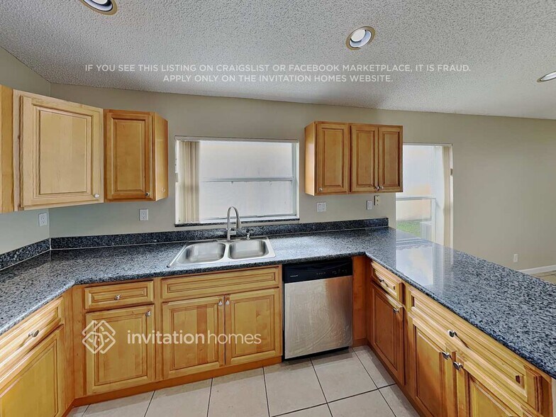 Building Photo - 4929 SW 33rd Ave