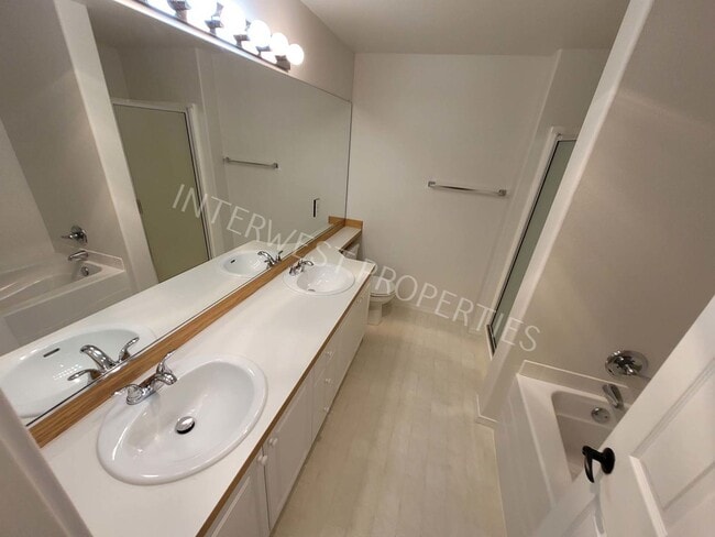 Building Photo - Beaverton 3 Bed 2.5ba Beautiful 2 Story Co...