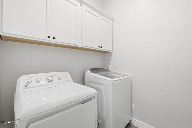 Building Photo - 219 Emerald Brass