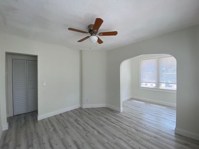 Building Photo - 18th Ave S Triplex