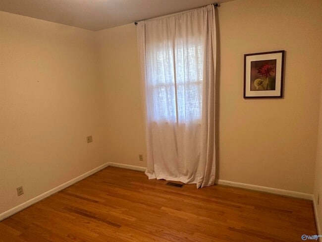 Building Photo - 102 Jones Valley Dr SE