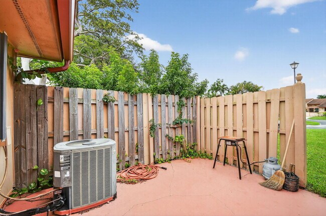 Building Photo - 15 Farnworth Dr