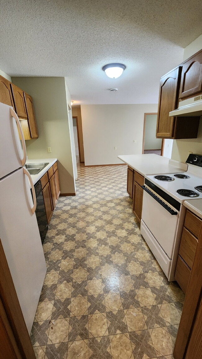 Building Photo - 2 Bedroom, 1.5 Bathroom Apartment In Secur...