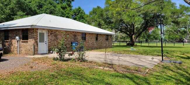 Building Photo - 1821 Gendarme Rd
