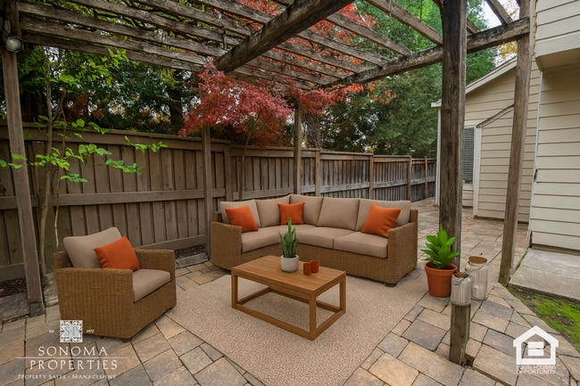 Building Photo - Lovely Updated 3BD/2.5BA Home Located In Fryer Creek!