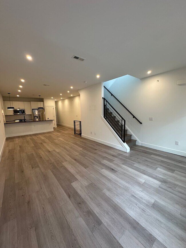 Building Photo - Recently Constructed, Modern 3 Bed / 3 Bath Bi Level Apartment Near Temple — Private Rooftop + Ba...