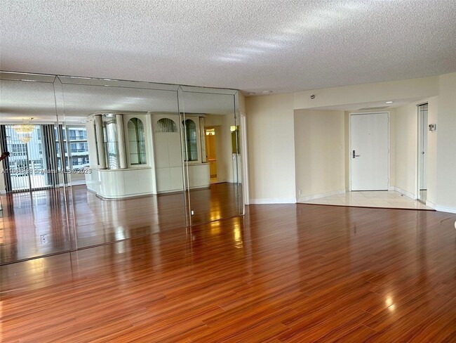 Building Photo - 19101 NE 36th Pl