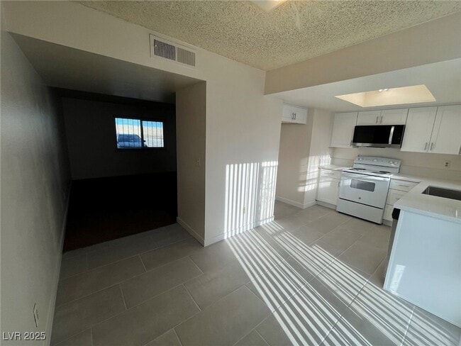 Building Photo - 2112 Sun Ave