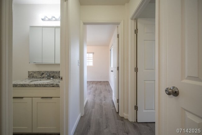 Building Photo - $2645 / 2br- 856ft2 - 2br/1ba Duplex, Incl...