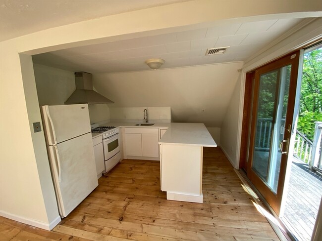 Building Photo - 161 Cedar St