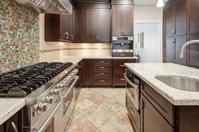 Building Photo - 16530 Lake Tree Dr