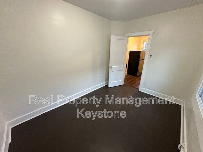 Building Photo - 122 E 16th Ave