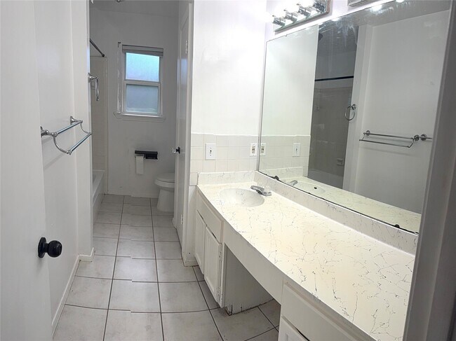 Building Photo - 13035 Bassford Dr