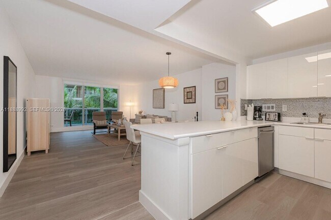 Building Photo - 2301 Collins Ave