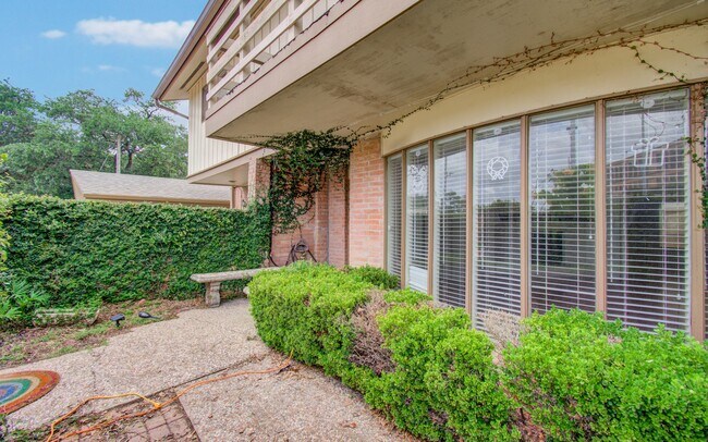 Building Photo - 823 S Ripple Creek Dr