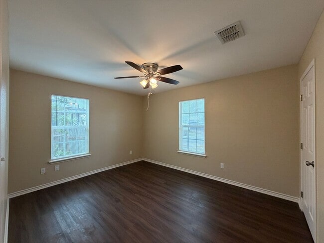 Building Photo - Move in Ready!