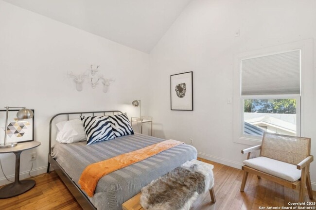 Building Photo - HISTORIC CHARM IN KING WILLIAM