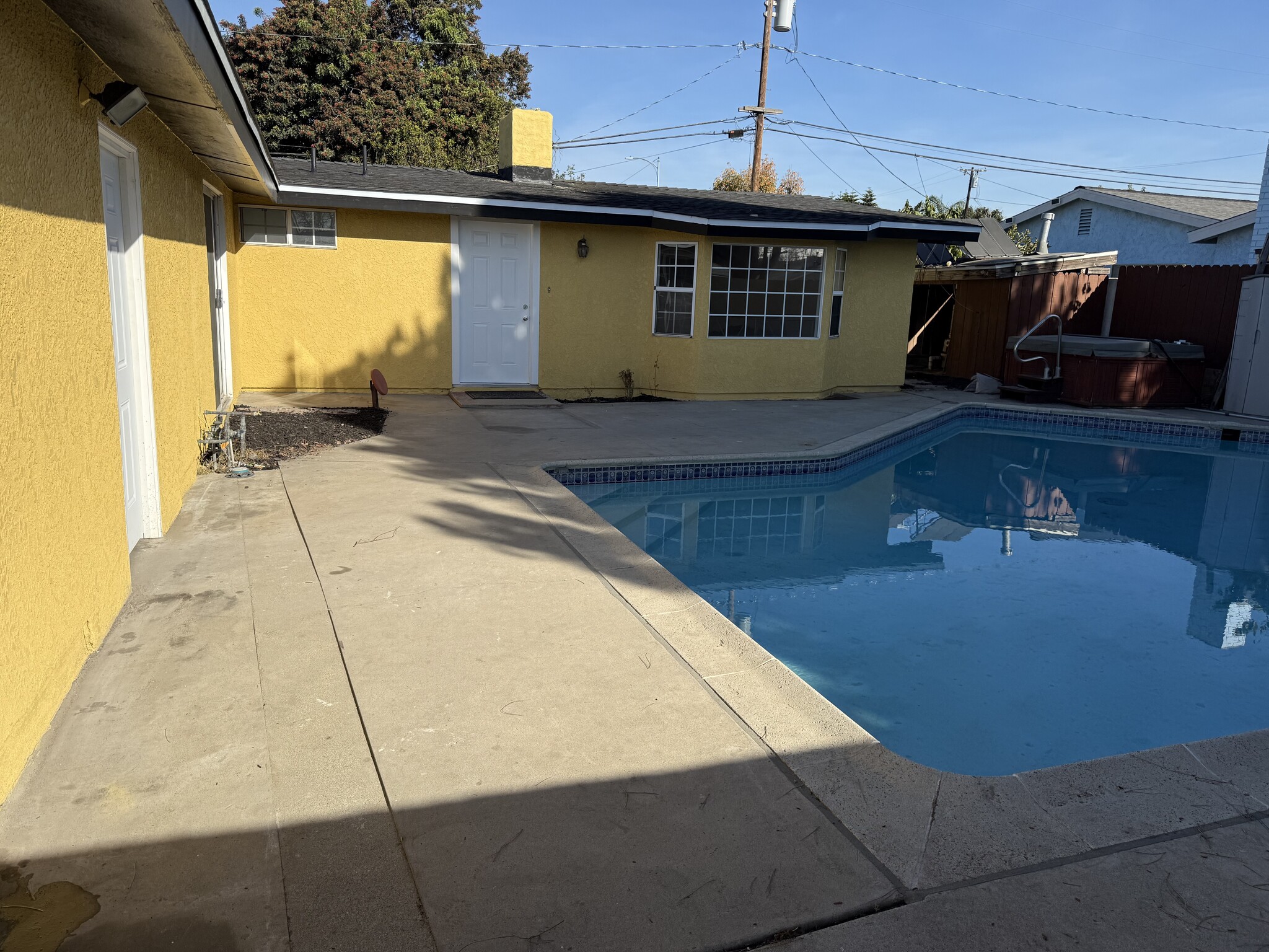 Building Photo - 2435 W Broadway