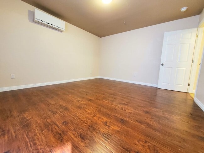 Building Photo - 1275 W 39th St