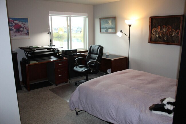 Building Photo - Stunning Fully Furnished Townhome with Lake Views