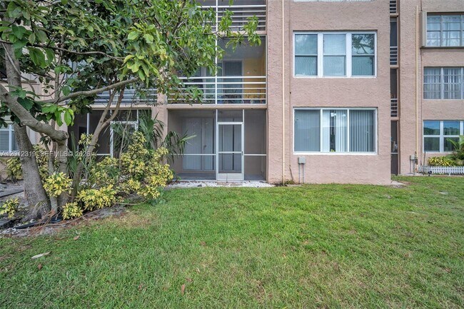 Building Photo - 9431 Live Oak Pl