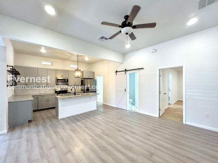 Building Photo - 207 University Ave.