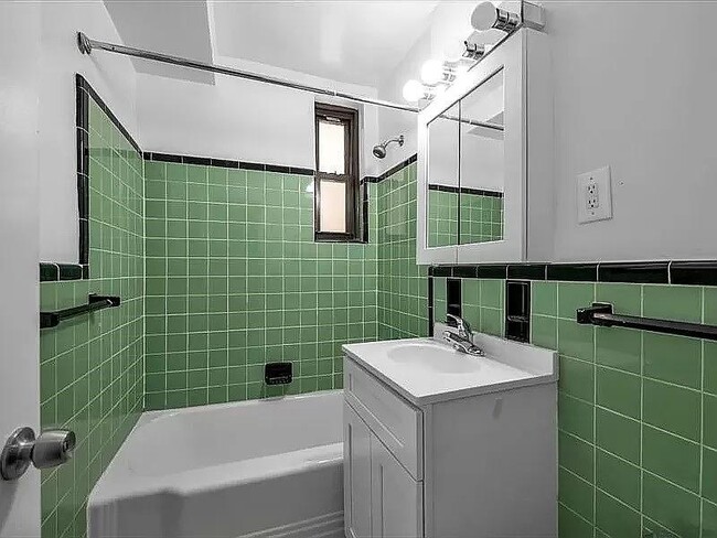 Building Photo - 2 West End Ave