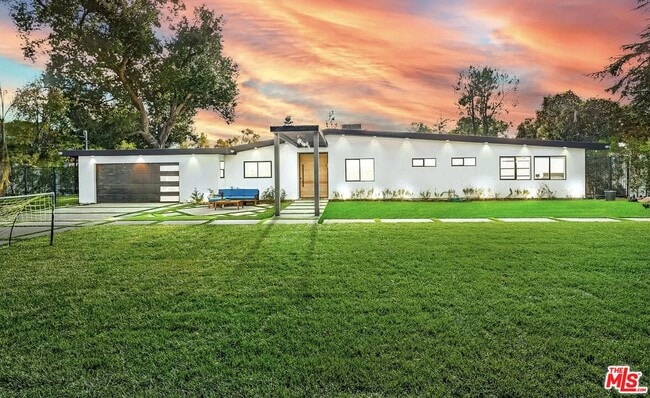 Building Photo - 22616 Oxnard St