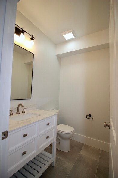 1/2 Bath - 6701 Buckingham Plz