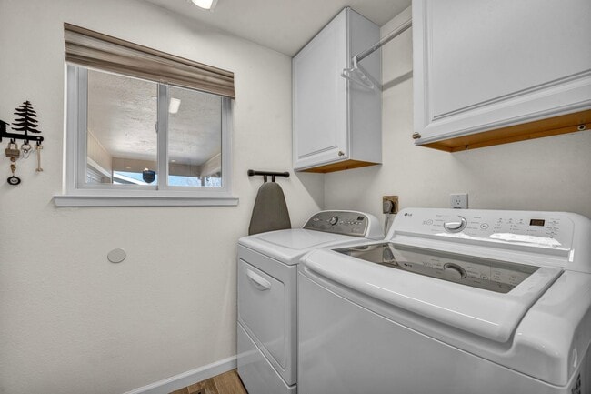 Building Photo - FULLY FURNISHED MOUNTAIN VIEW RETREAT with HOT TUB, RV PARKING & NO HOA