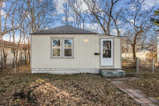 Primary Photo - 1617 E Orme St