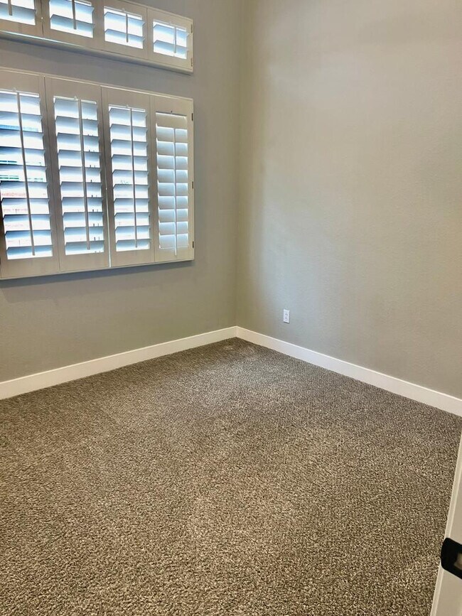 Building Photo - 1732 W Gary Dr