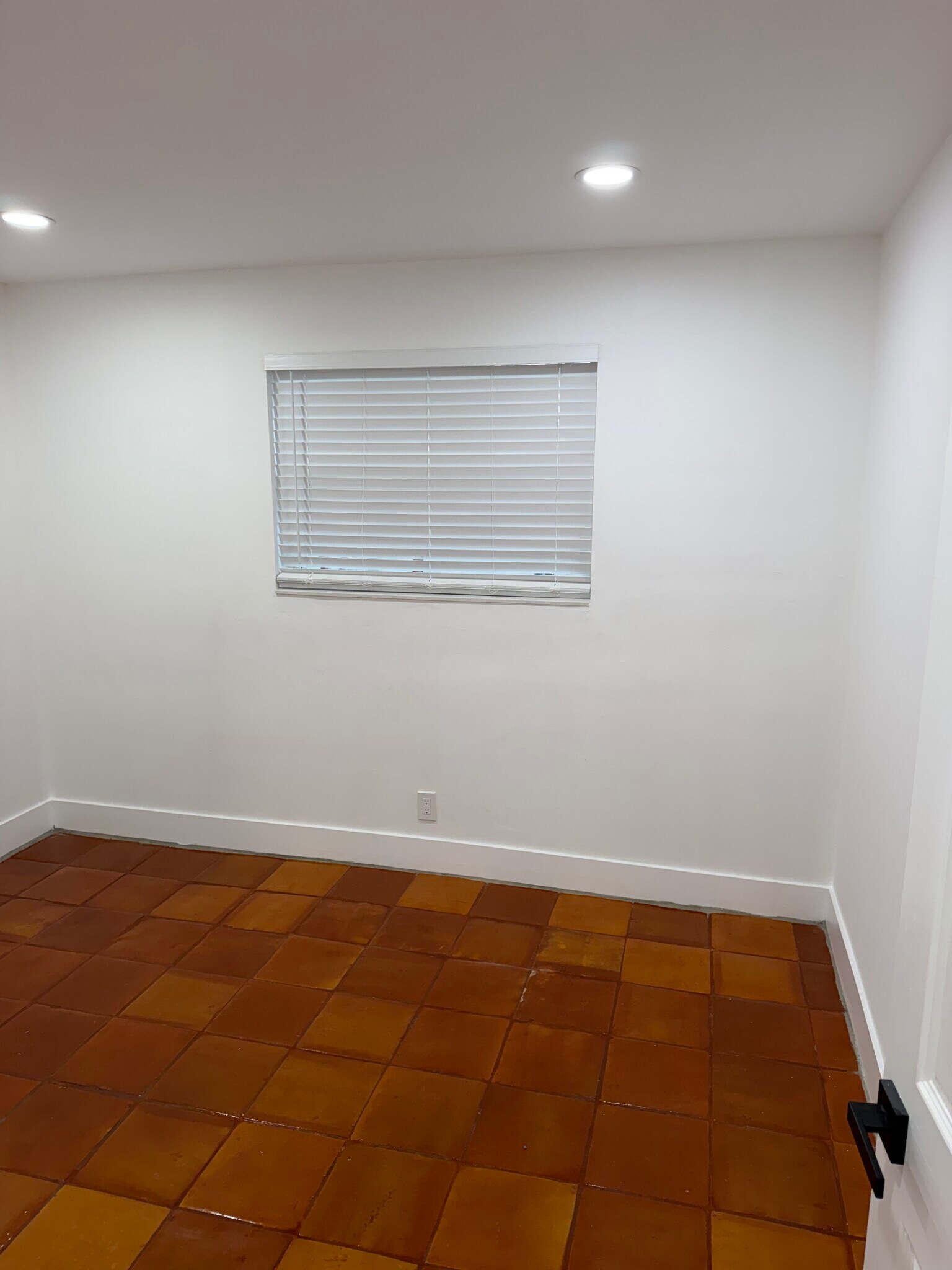 Building Photo - 850 SW 12th Ct