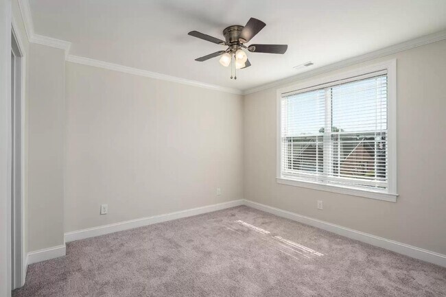 Building Photo - 925 Dearborn Ct