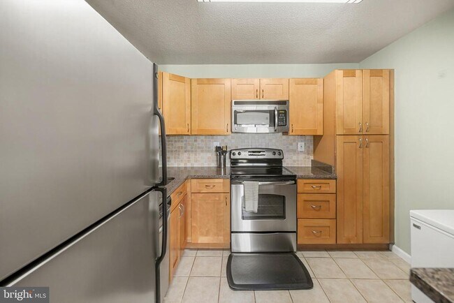 Building Photo - 205 Yoakum Pkwy