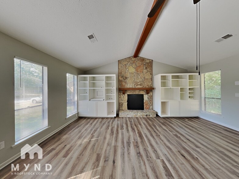 Building Photo - 947 Mainstreet Lake Dr