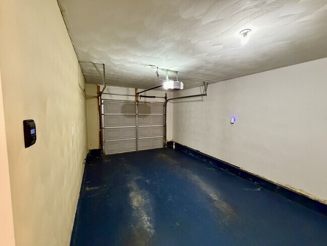 Building Photo - 1705 Hoover Ave