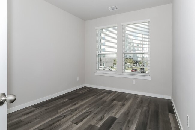 Building Photo - 333 N Centro Cir