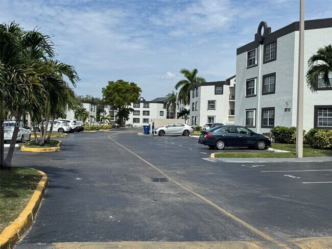 Building Photo - 9711 Fontainebleau Blvd