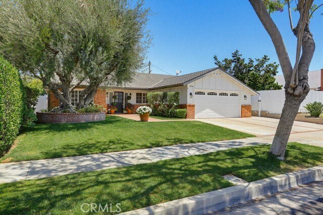 Building Photo - 2705 E Jacaranda Ave