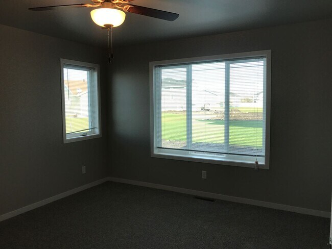 Building Photo - 4 Bed 3 Bath Single Family Home
