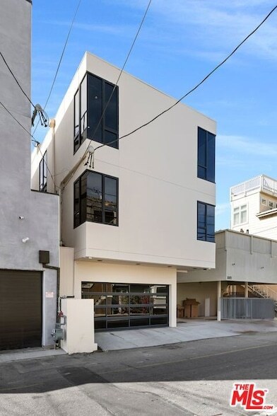 Building Photo - 3007 Ocean Front Walk
