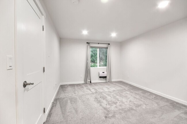 Building Photo - Beautifully renovated Home Briarwood!