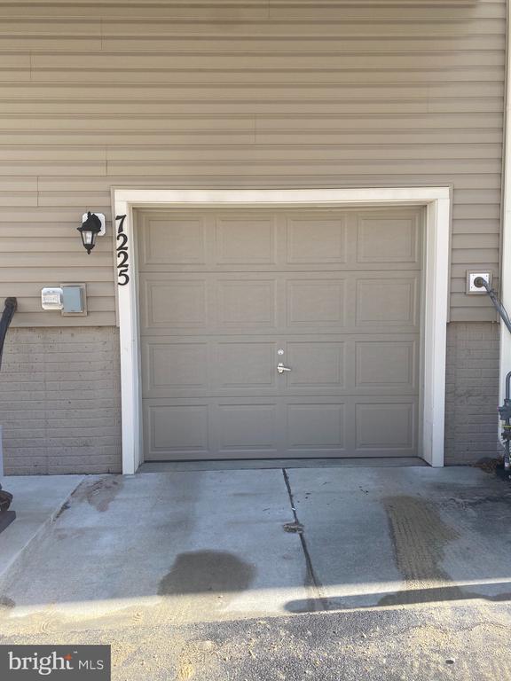 Building Photo - 7225 Barrberry Ln